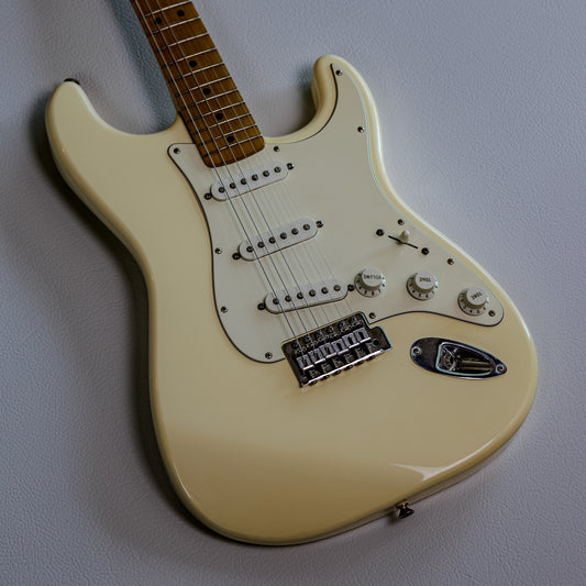 Fender Standard Stratocaster with Maple Fretboard 2005 - Arctic White