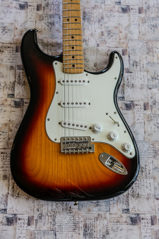 Fender Standard Stratocaster with Maple Fretboard 1998 - 2005 - Brown Sunburst