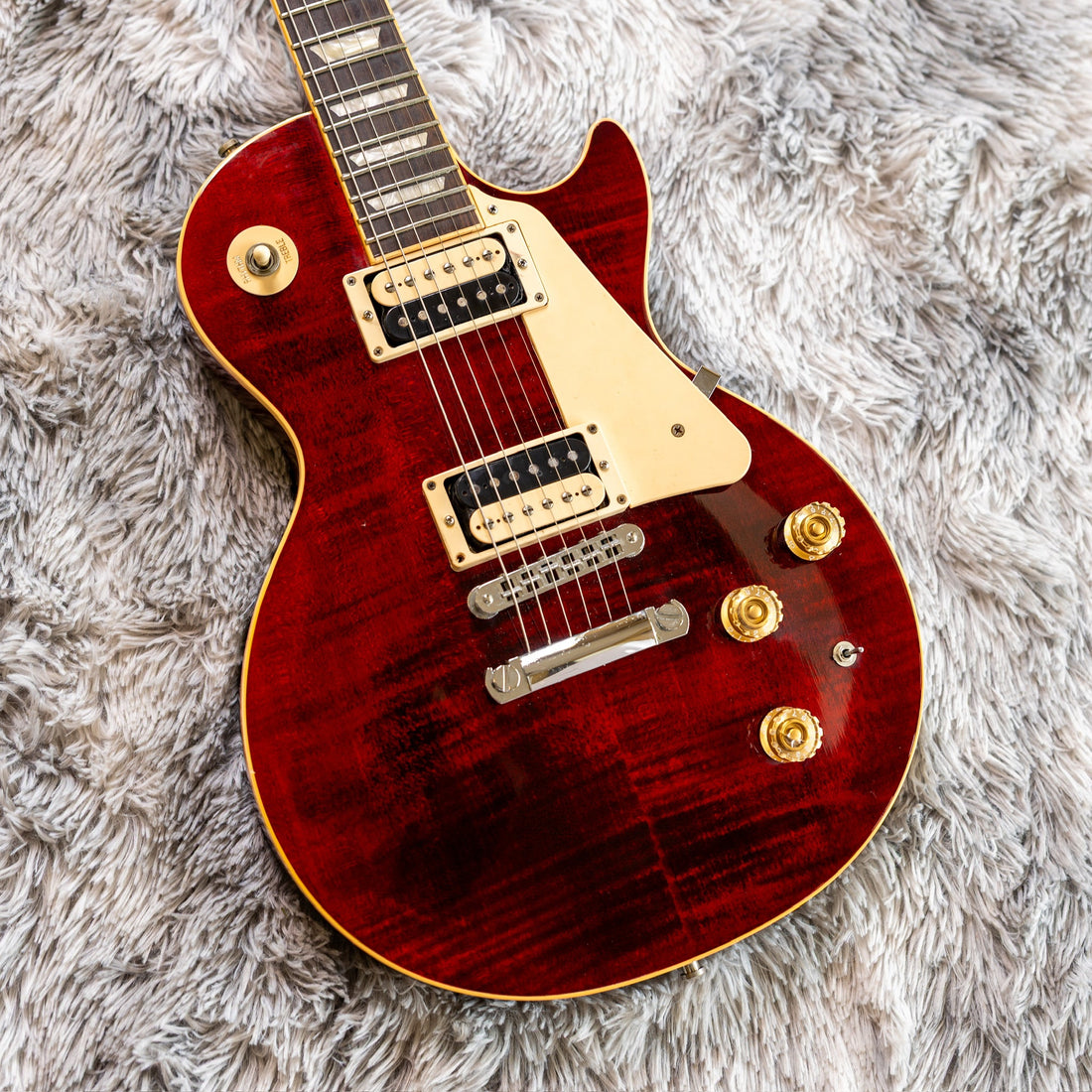Gibson Les Paul Classic 2014 in Wine Red with a flamed maple top, weighed at about 10 pounds, the heaviest Les Paul in our weight sample