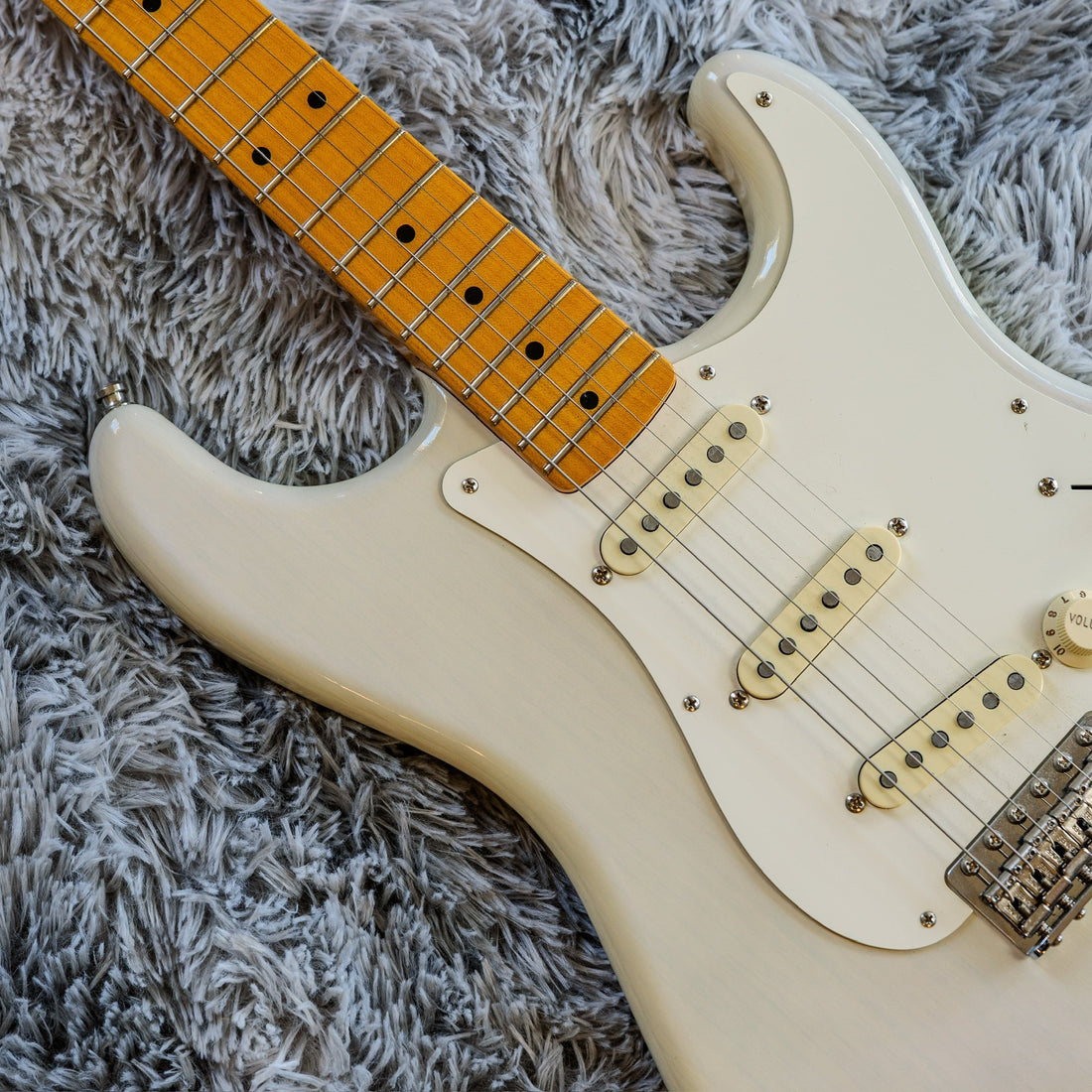 Fender Stratocaster with a light sealed maple fretboard, illustrating the maple side of the maple vs rosewood fretboard comparison