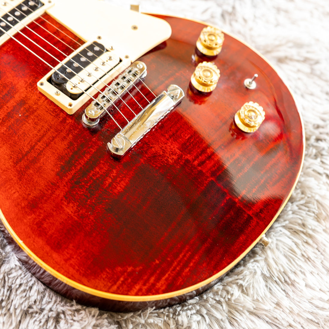 Gold volume and tone knobs on a wine red Gibson Les Paul Classic with humbuckers, illustrating a 500k-pot guitar