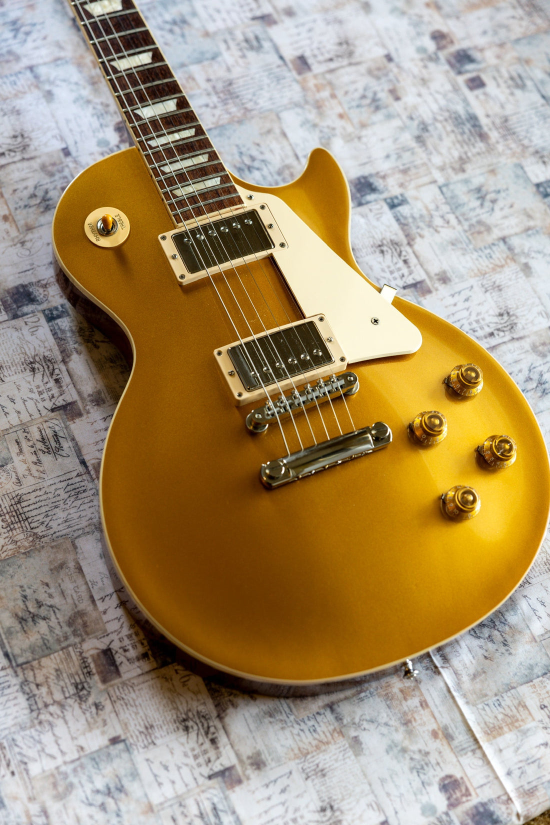 Gibson Les Paul Standard '50s goldtop, a warm dark-voiced guitar, laid flat showing its humbuckers and controls