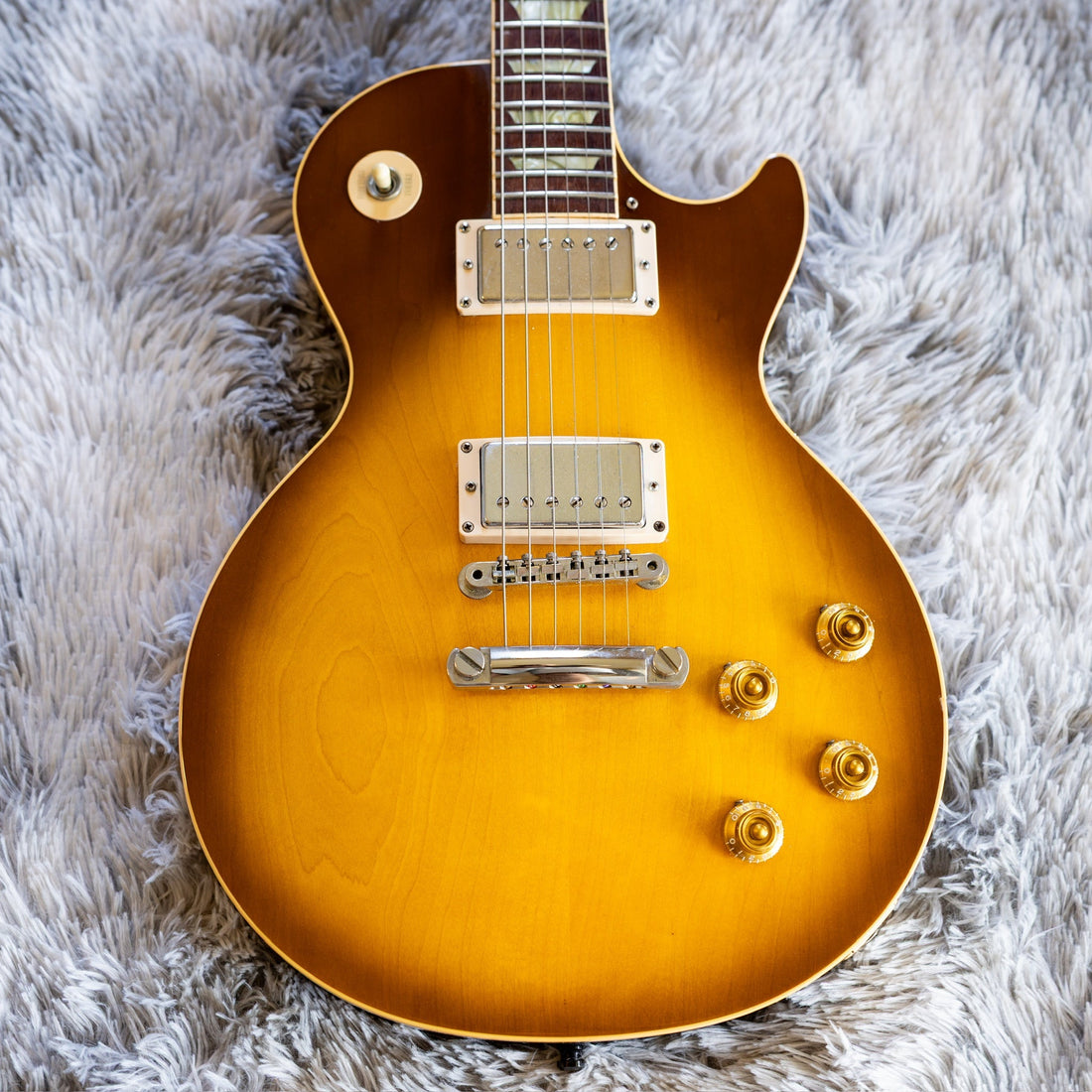 Gibson Les Paul with two covered humbuckers — you can't tell the magnet type by looking