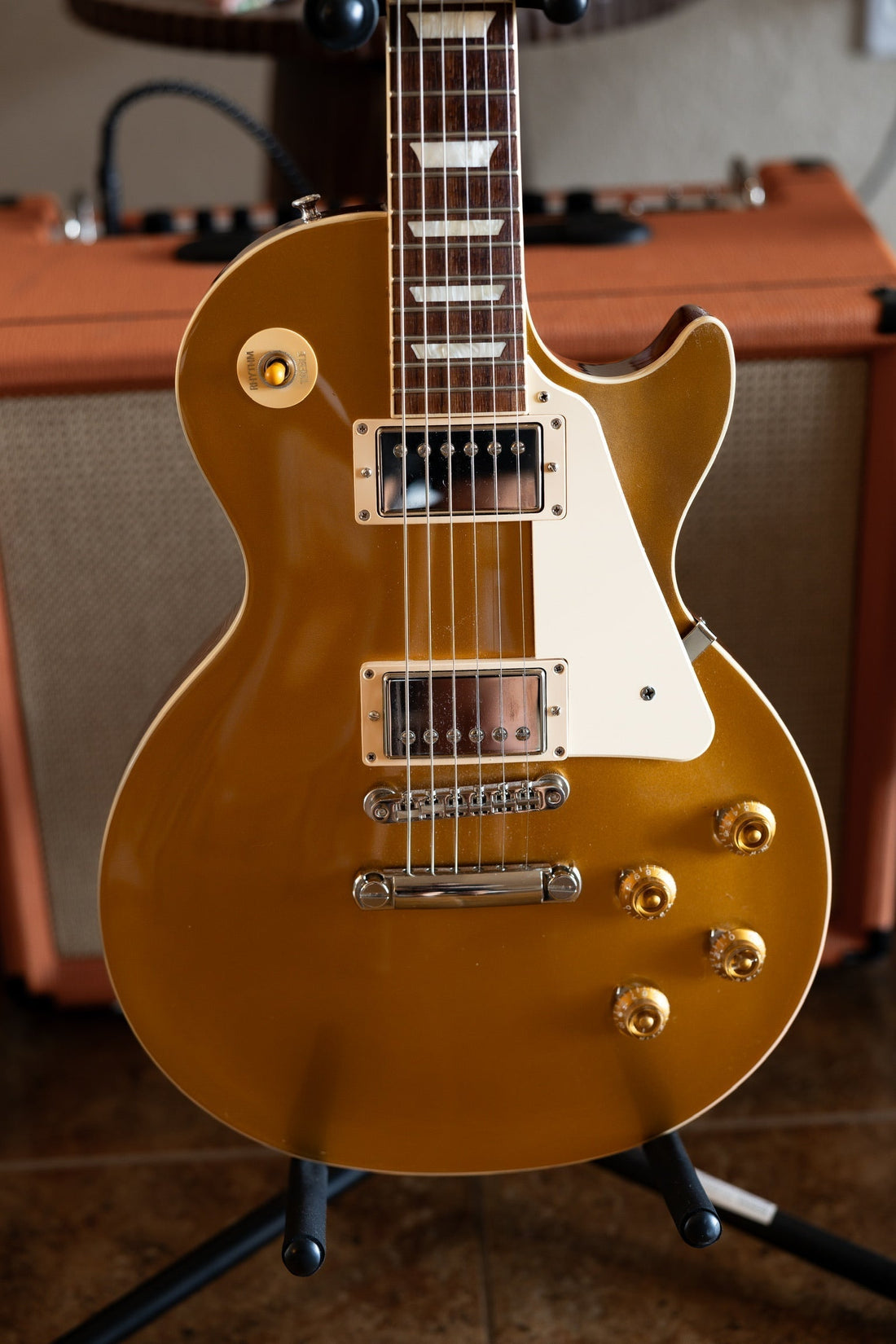 Gibson Les Paul Standard '50s Gold Top front view, a guitar with the fuller rounded '50s neck profile