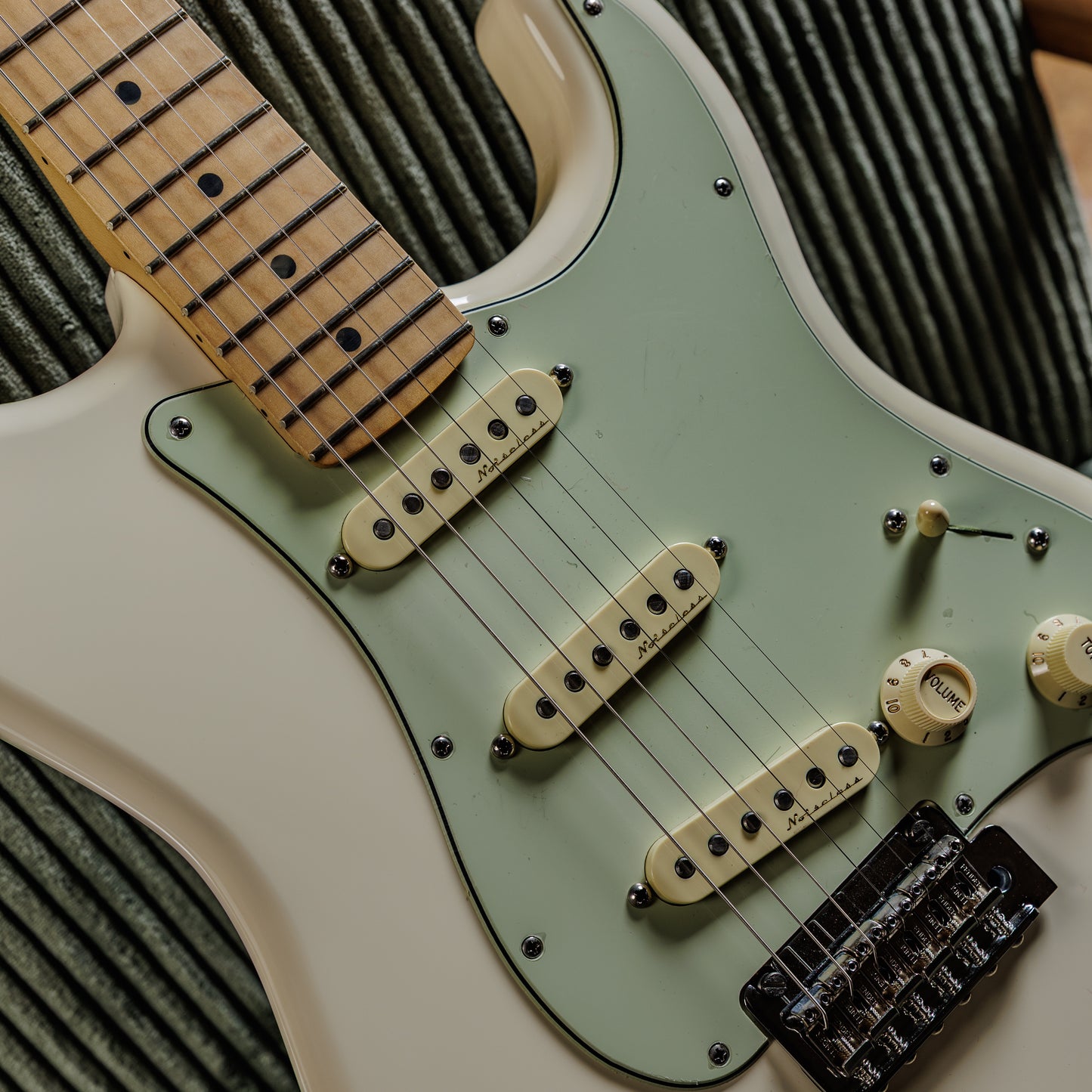 Fender Deluxe Roadhouse Stratocaster with Maple Fretboard 2018 - Olympic White