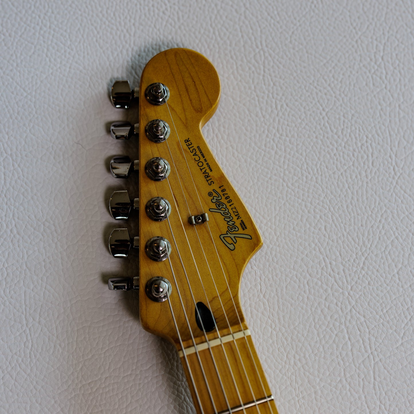 Fender Standard Stratocaster with Maple Fretboard 2005 - Arctic White