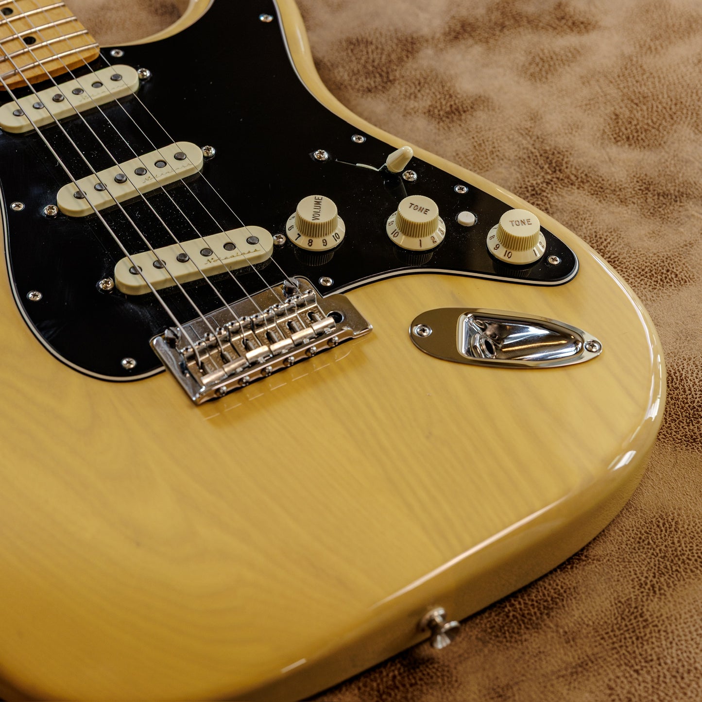 Fender Deluxe Stratocaster with Maple Fretboard 2017 - 2019 - Vintage Blonde