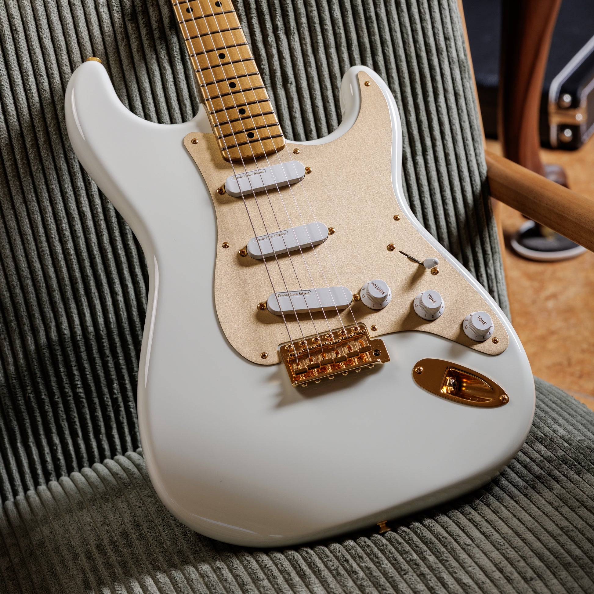 Fender Custom Shop 1959 Stratocaster NOS Olympic White / HLE Gold Lace Sensors