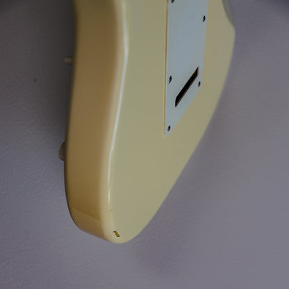 Fender Standard Stratocaster with Maple Fretboard 2005 - Arctic White