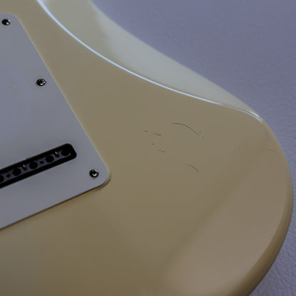 Fender Standard Stratocaster with Maple Fretboard 2005 - Arctic White