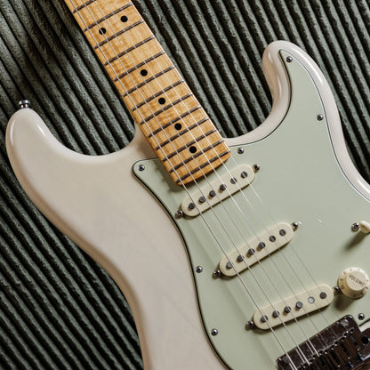 Fender Custom Shop Custom Deluxe Stratocaster - Transparent White