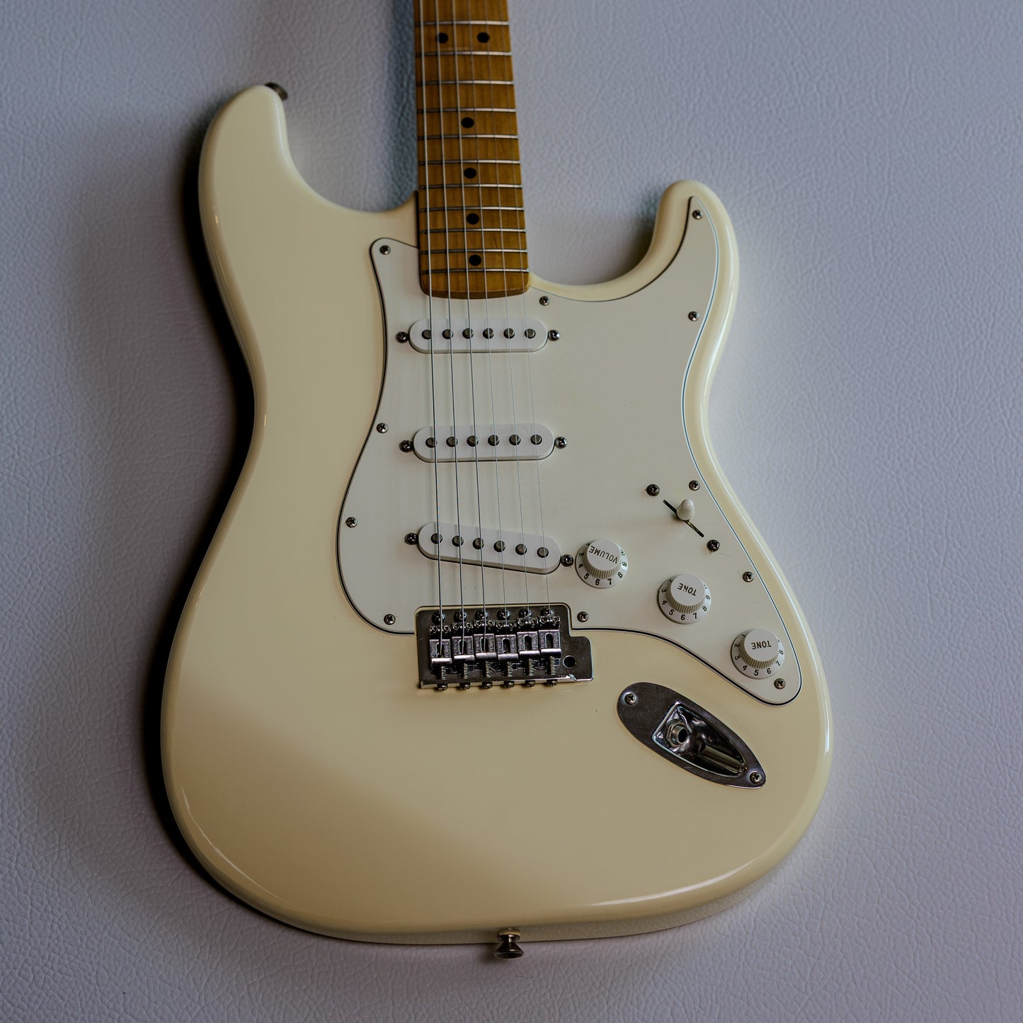 Fender Standard Stratocaster with Maple Fretboard 2005 - Arctic White