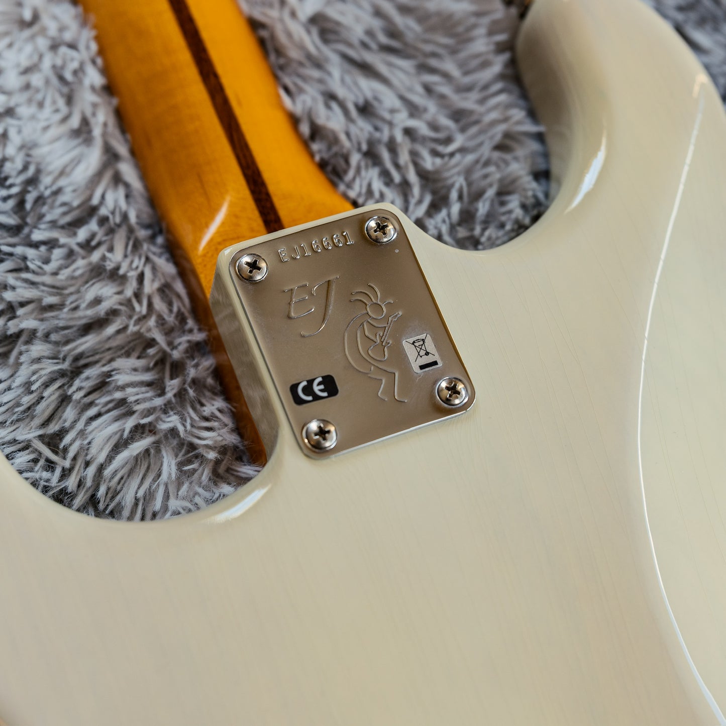 Fender Eric Johnson Stratocaster with Maple Fretboard 2005 - Present - White Blonde