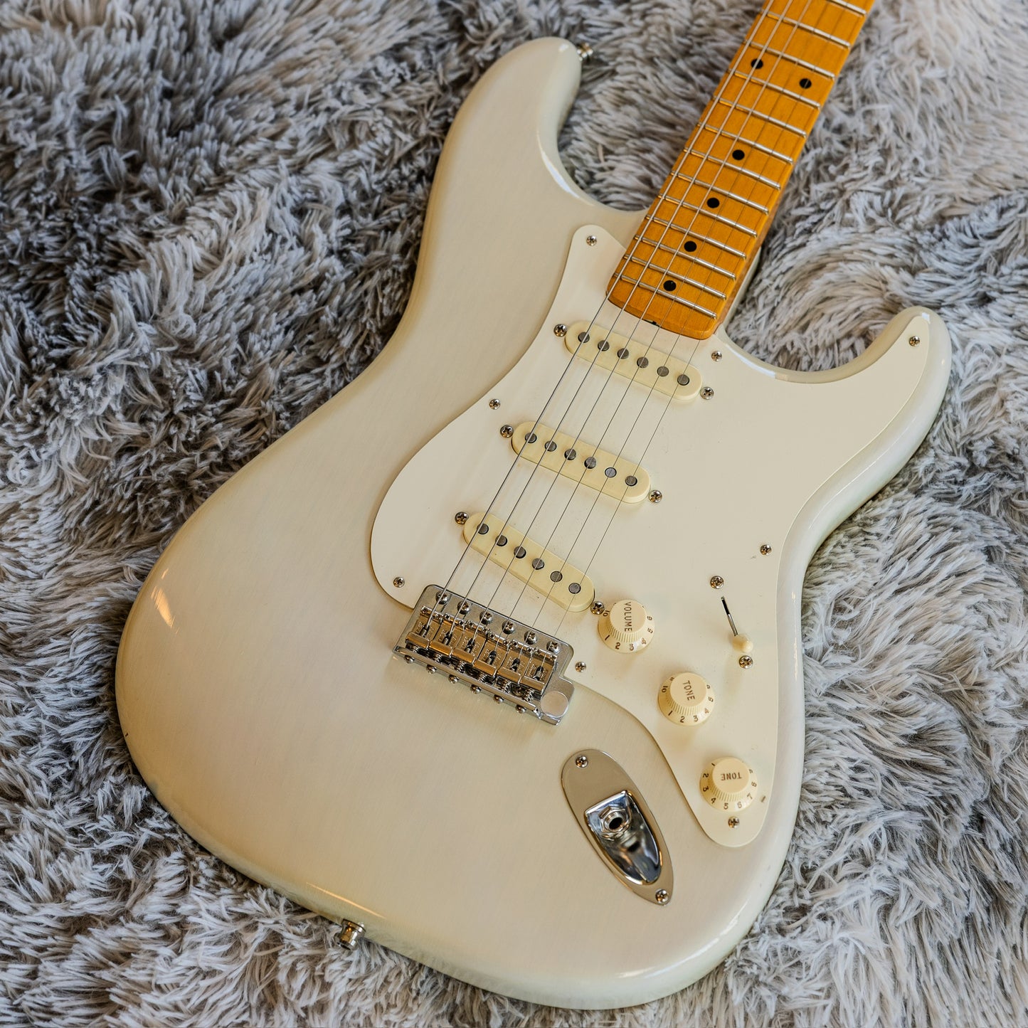 Fender Eric Johnson Stratocaster with Maple Fretboard 2005 - Present - White Blonde