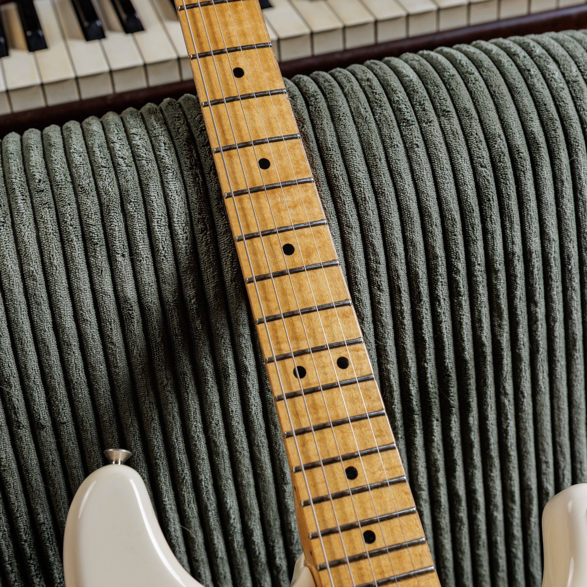 Fender Jimi Hendrix Voodoo Stratocaster with Maple Fretboard 1997 - 2000 - Olympic White
