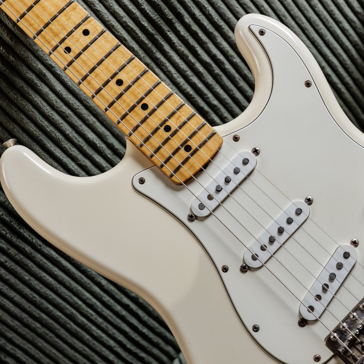 Fender Jimi Hendrix Voodoo Stratocaster with Maple Fretboard 1997 - 2000 - Olympic White