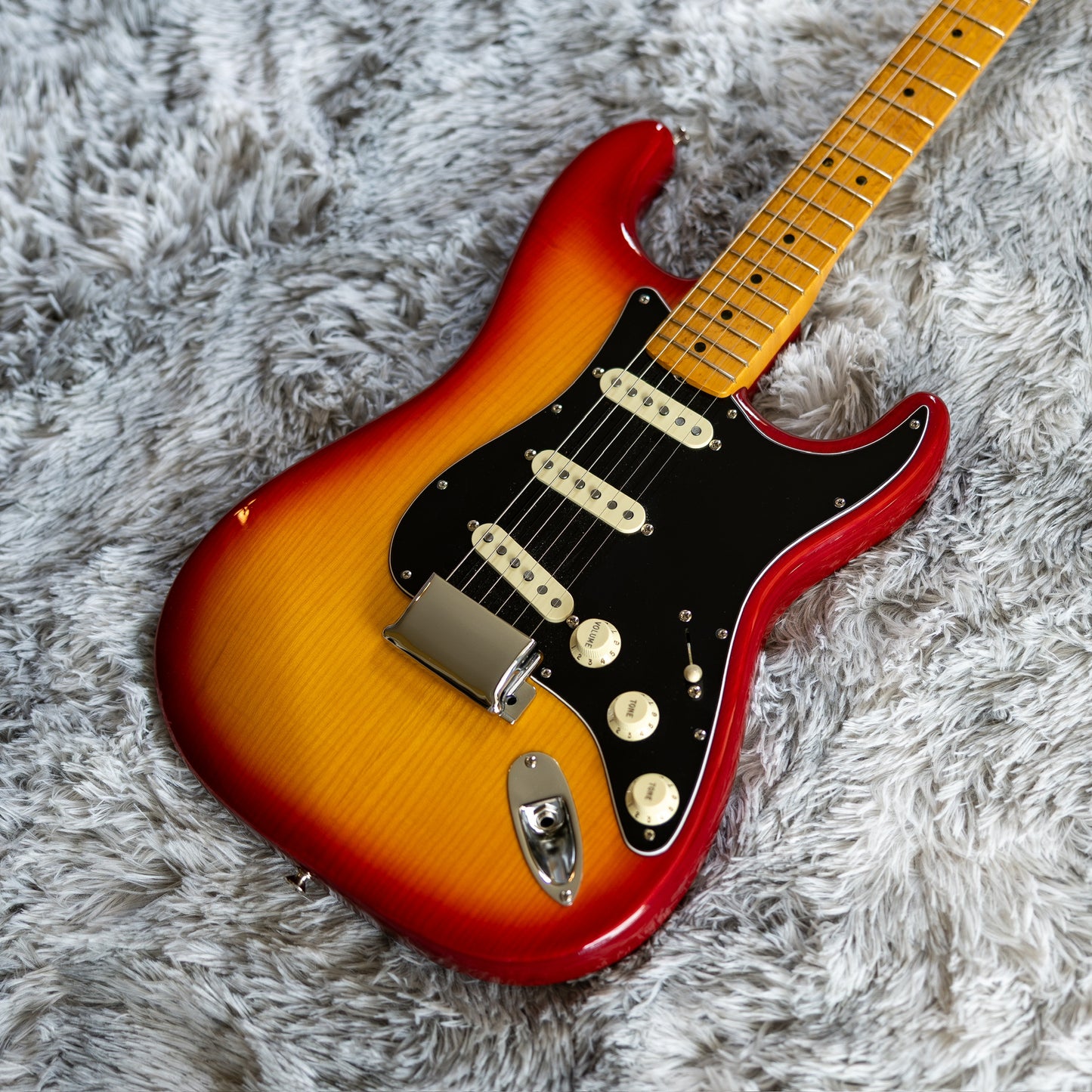 BEAUTIFUL Fender Rarities Series Flame Ash Top American Original '60s Stratocaster with Birdseye Maple Neck 2019 - Plasma Red Burst