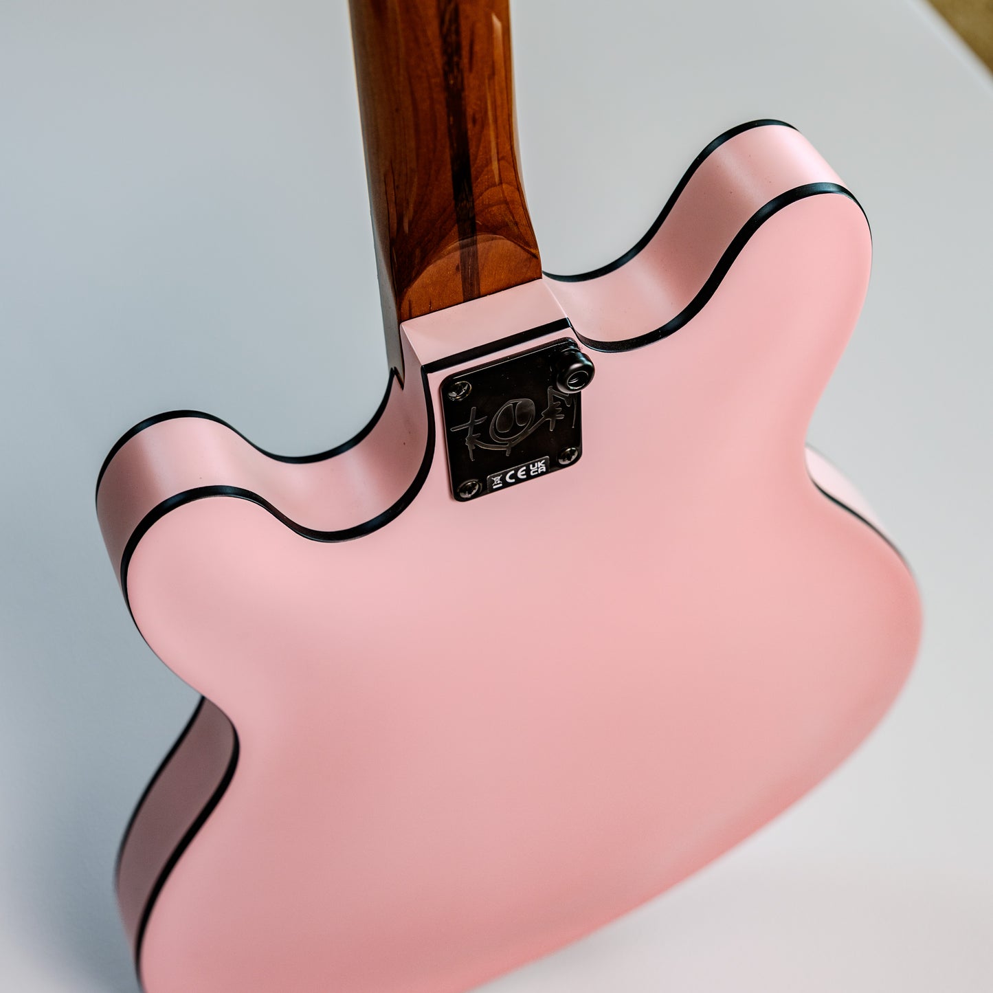 CLEAN Fender Tom DeLonge Starcaster 2024 - Present - Shell Pink