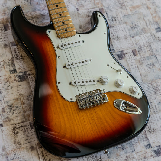 Fender Standard Stratocaster with Maple Fretboard 1998 - 2005 - Brown Sunburst