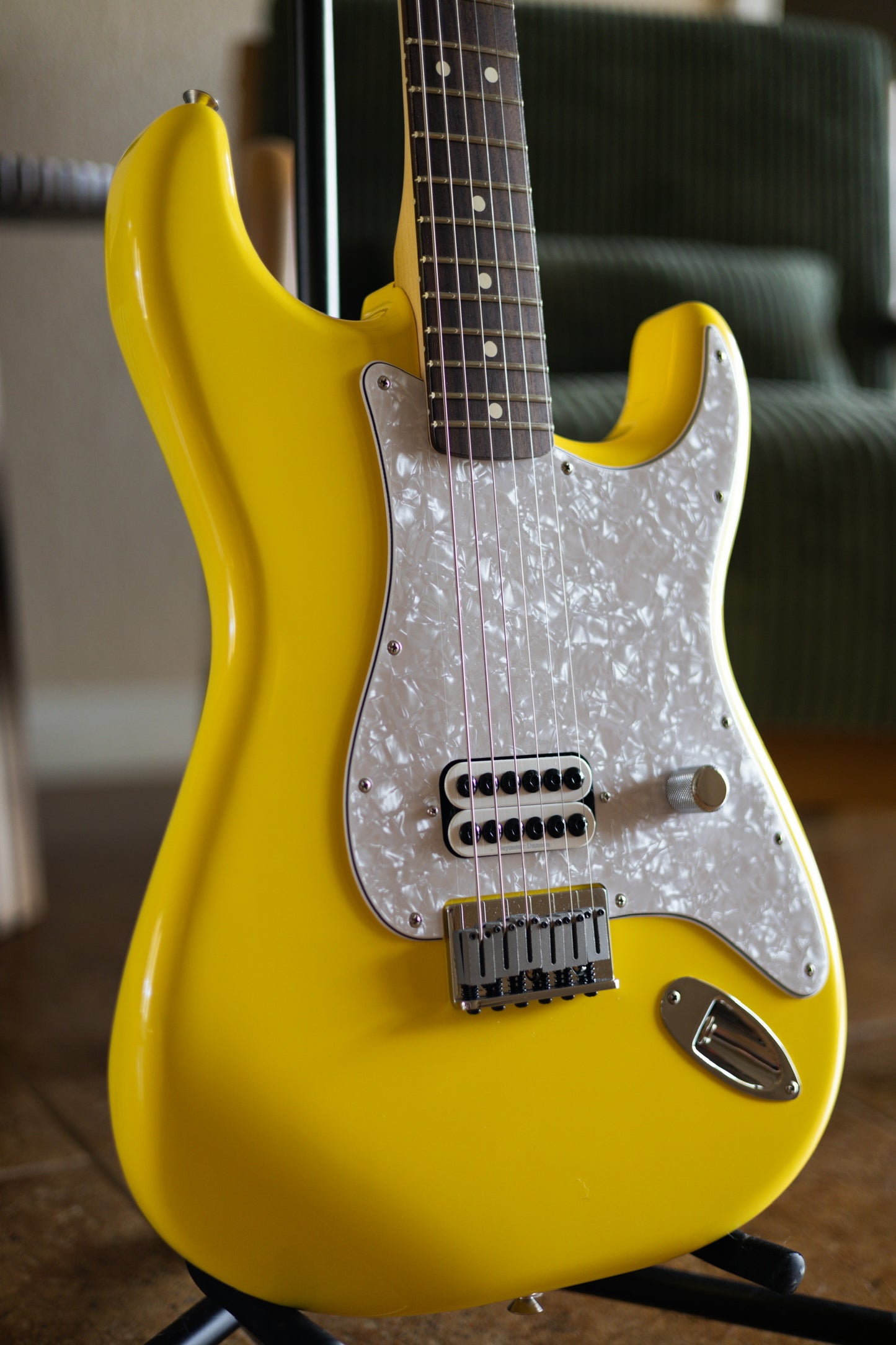 Fender Limited Edition Tom DeLonge Signature Stratocaster 2023 - Graffiti Yellow