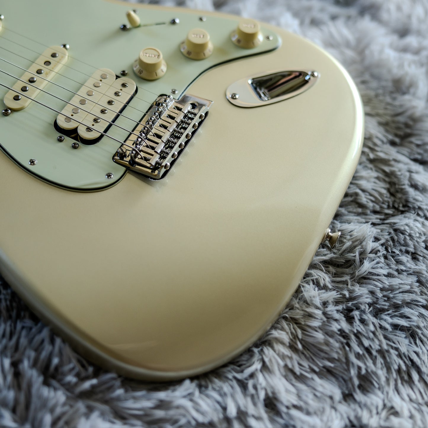 MINTY Fender Deluxe Stratocaster HSS with Maple Fretboard 2017 - 2021 - Blizzard Pearl