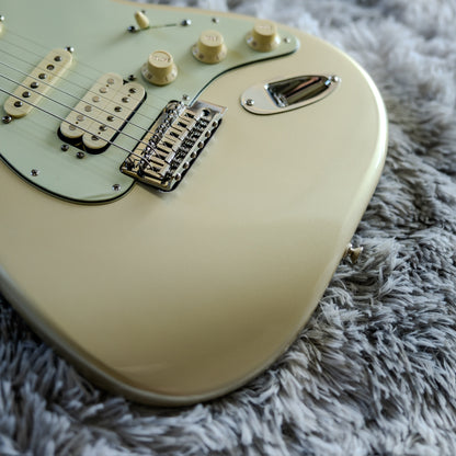 MINTY Fender Deluxe Stratocaster HSS with Maple Fretboard 2017 - 2021 - Blizzard Pearl
