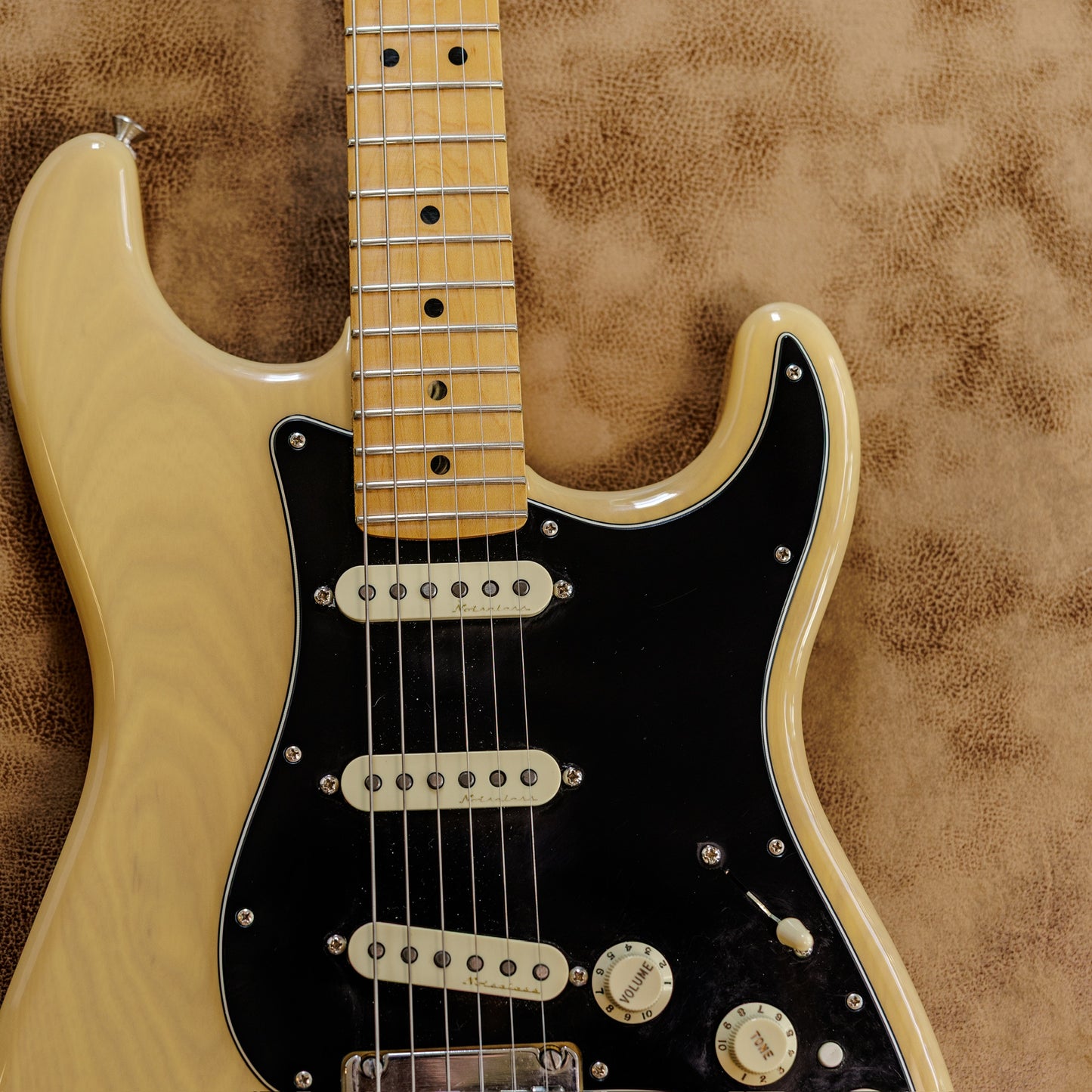 Fender Deluxe Stratocaster with Maple Fretboard 2017 - 2019 - Vintage Blonde