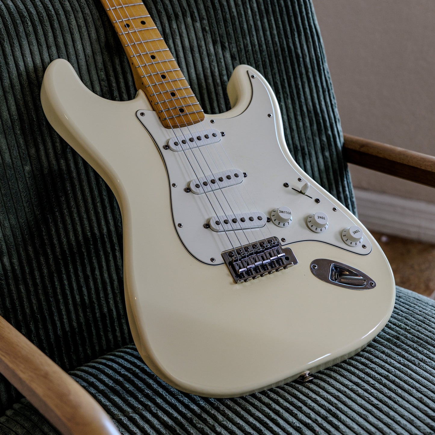 Fender Standard Stratocaster with Maple Fretboard 2005 - Arctic White