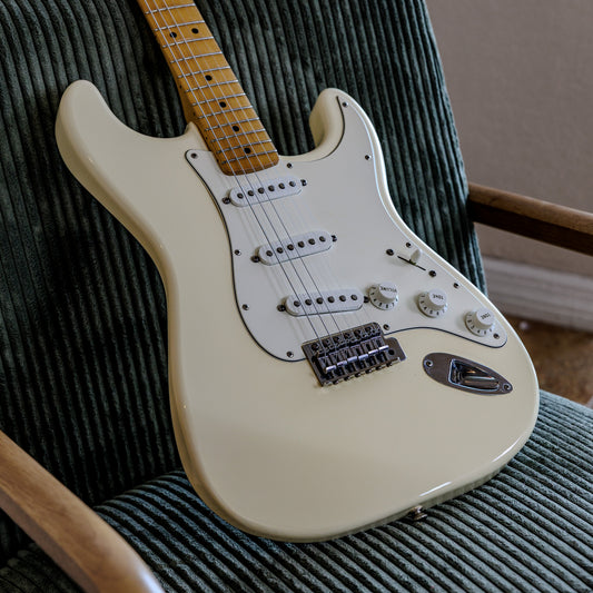 Fender Standard Stratocaster with Maple Fretboard 2005 - Arctic White