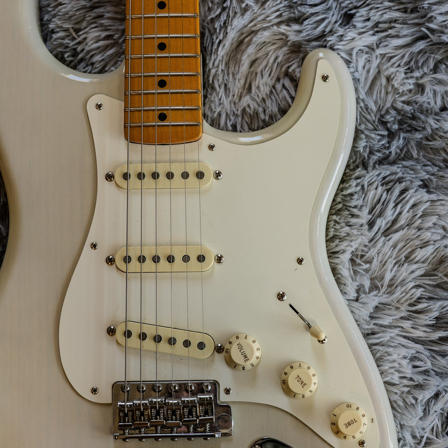 Fender Eric Johnson Stratocaster with Maple Fretboard 2005 - Present - White Blonde
