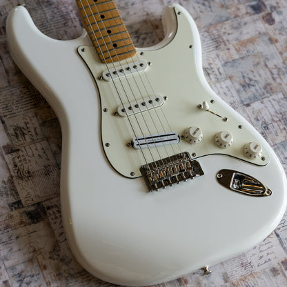 Fender Player Stratocaster with Maple Fretboard 2018 - Present - Polar White