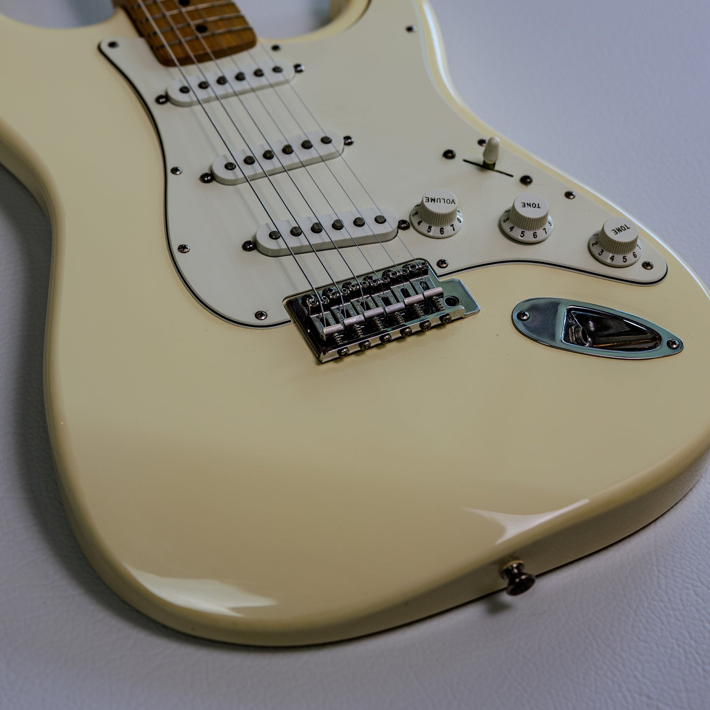 Fender Standard Stratocaster with Maple Fretboard 2005 - Arctic White