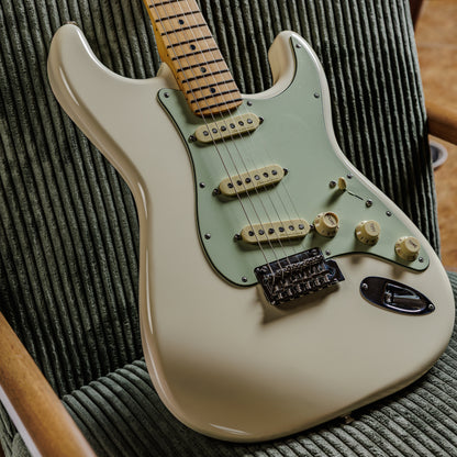 Fender Deluxe Roadhouse Stratocaster with Maple Fretboard 2018 - Olympic White