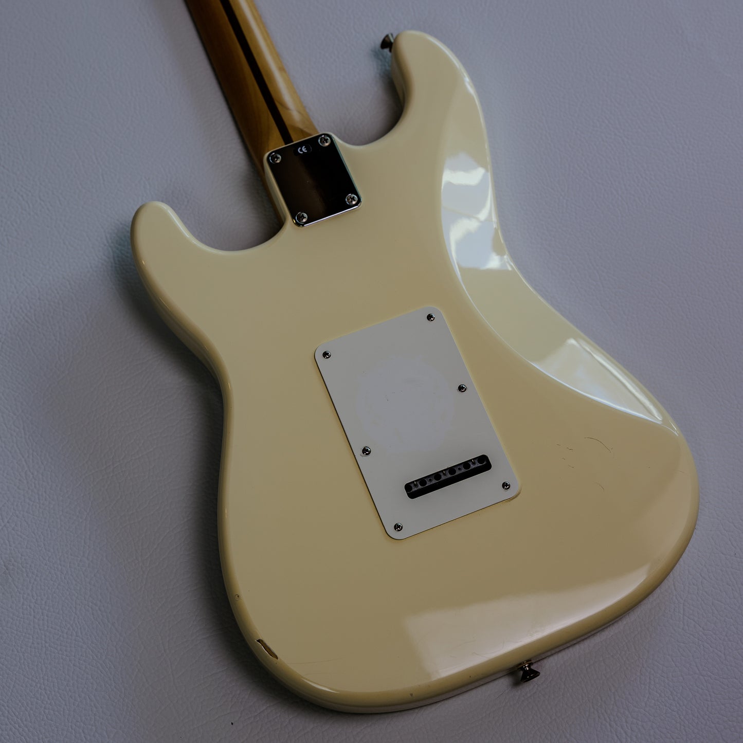 Fender Standard Stratocaster with Maple Fretboard 2005 - Arctic White