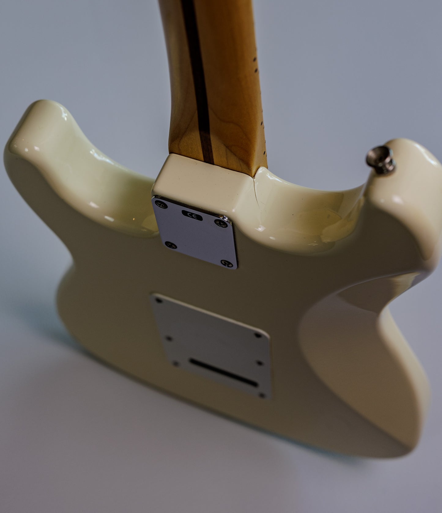 Fender Standard Stratocaster with Maple Fretboard 2005 - Arctic White