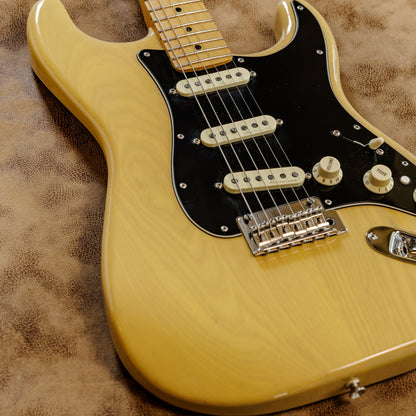 Fender Deluxe Stratocaster with Maple Fretboard 2017 - 2019 - Vintage Blonde