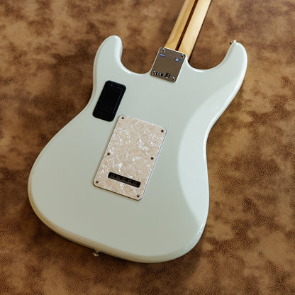 Minty Fender Deluxe Roadhouse Stratocaster with Rosewood Fretboard 2014 - 2015 - Sonic Blue