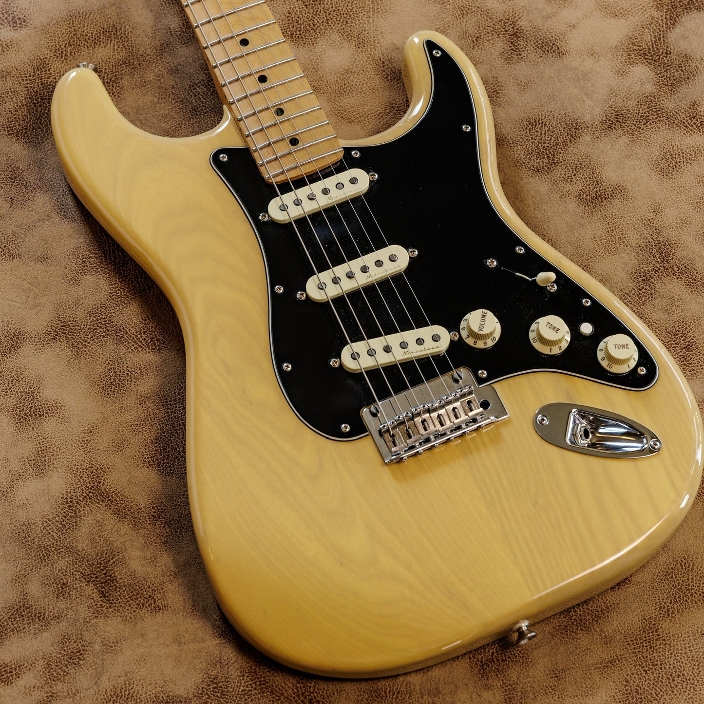 Fender Deluxe Stratocaster with Maple Fretboard 2017 - 2019 - Vintage Blonde