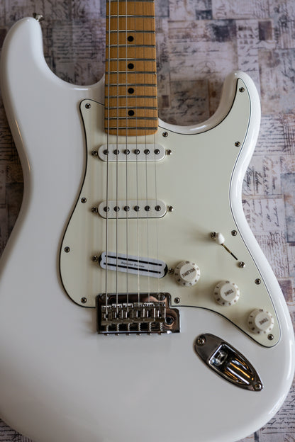 Fender Player Stratocaster with Maple Fretboard 2018 - Present - Polar White