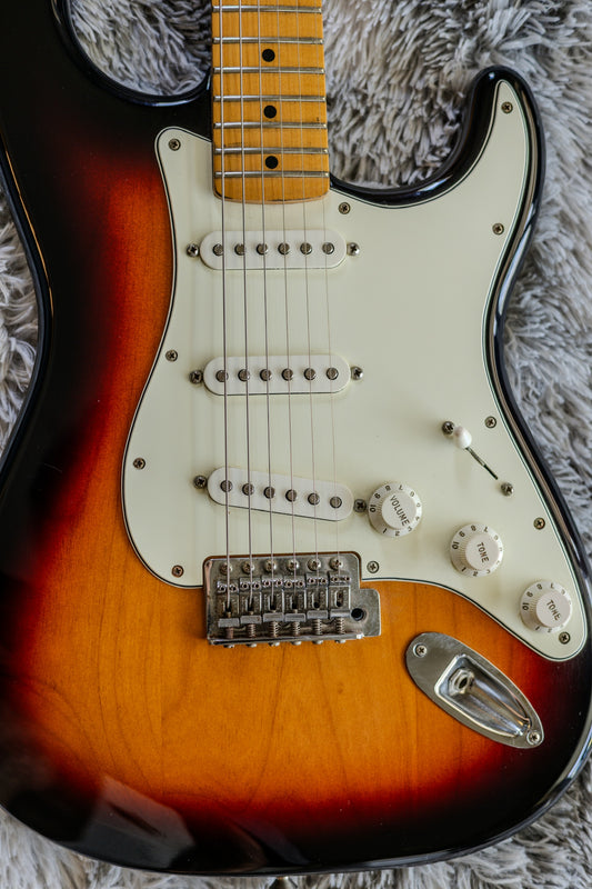 Fender Standard Stratocaster with Maple Fretboard 2006 - 2017 - Brown Sunburst