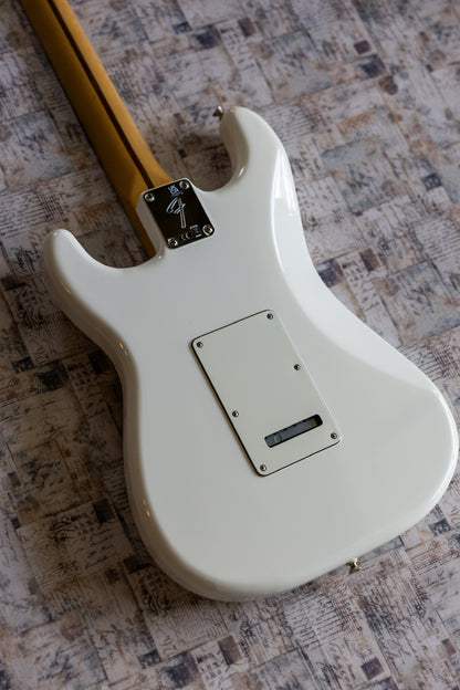 Fender Player Stratocaster with Maple Fretboard 2018 - Present - Polar White