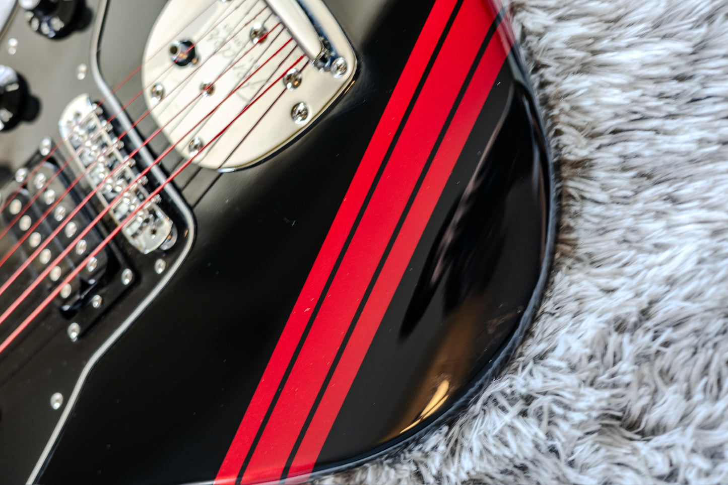 Fender Special Edition Blacktop Jazzmaster HH Stripe 2015-2016 - Black with Candy Apple Red Racing Stripe