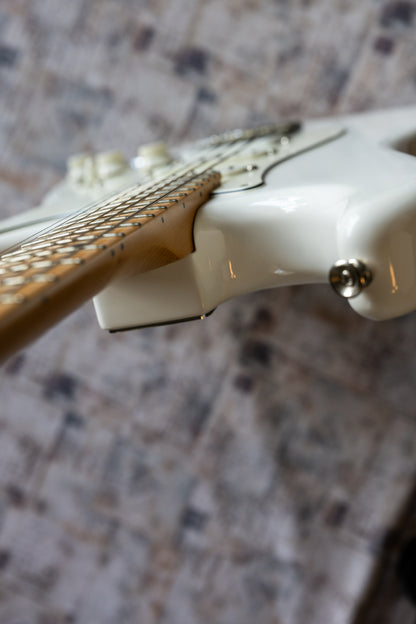 Fender Player Stratocaster with Maple Fretboard 2018 - Present - Polar White