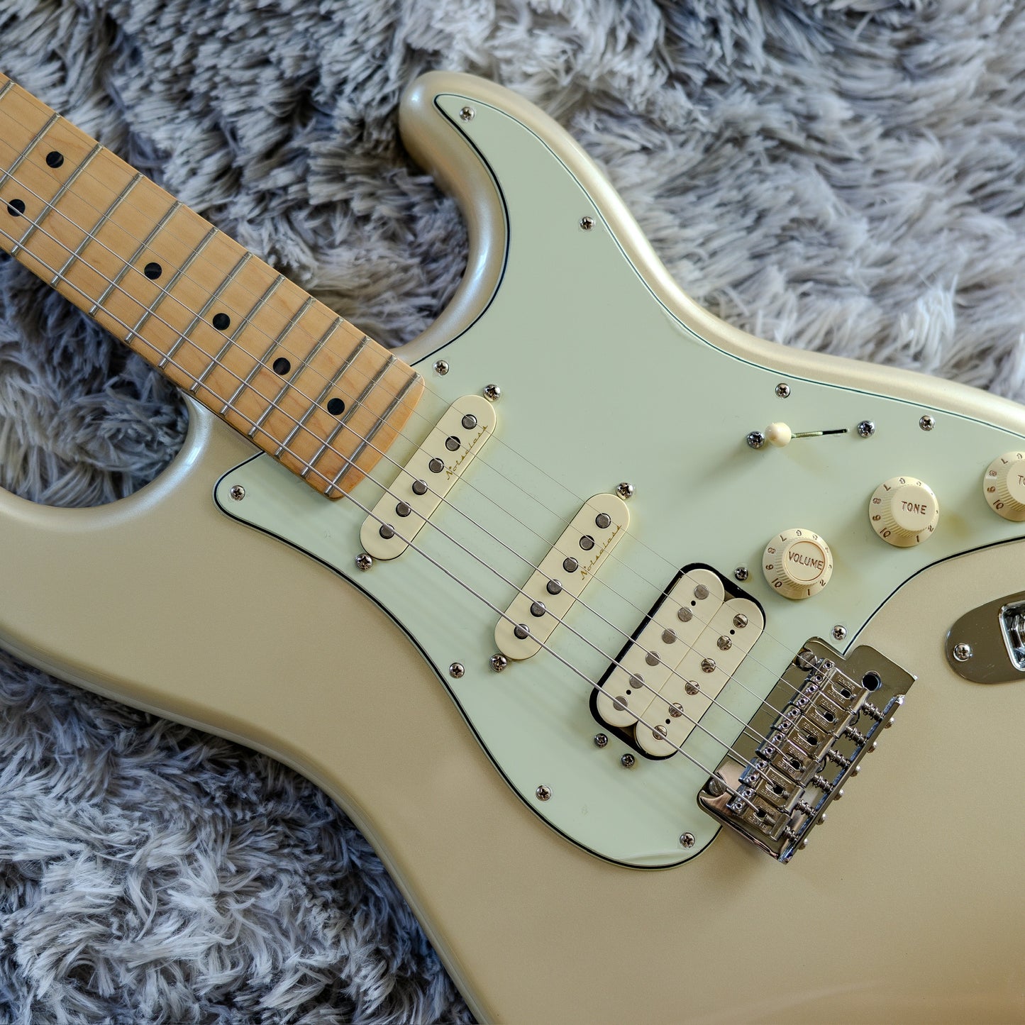 MINTY Fender Deluxe Stratocaster HSS with Maple Fretboard 2017 - 2021 - Blizzard Pearl