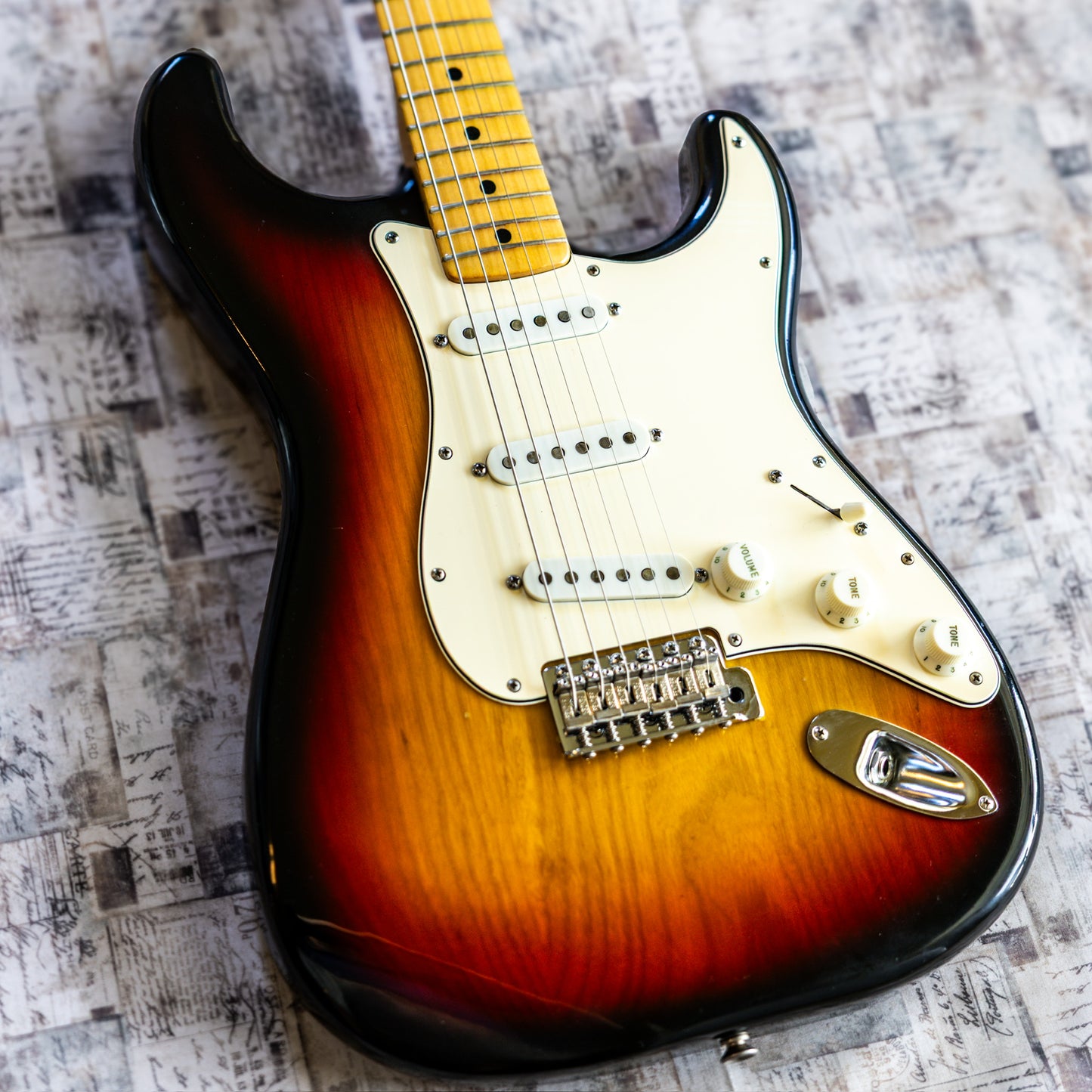 Fender Stratocaster with 3-Bolt Neck, Maple Fretboard 1971 - 1977 - Sunburst