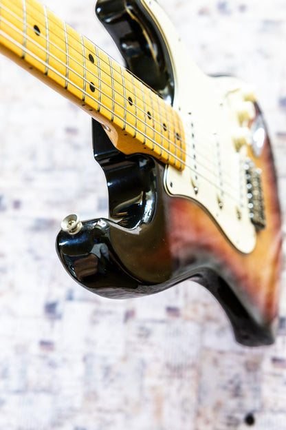 Fender Stratocaster with 3-Bolt Neck, Maple Fretboard 1971 - 1977 - Sunburst