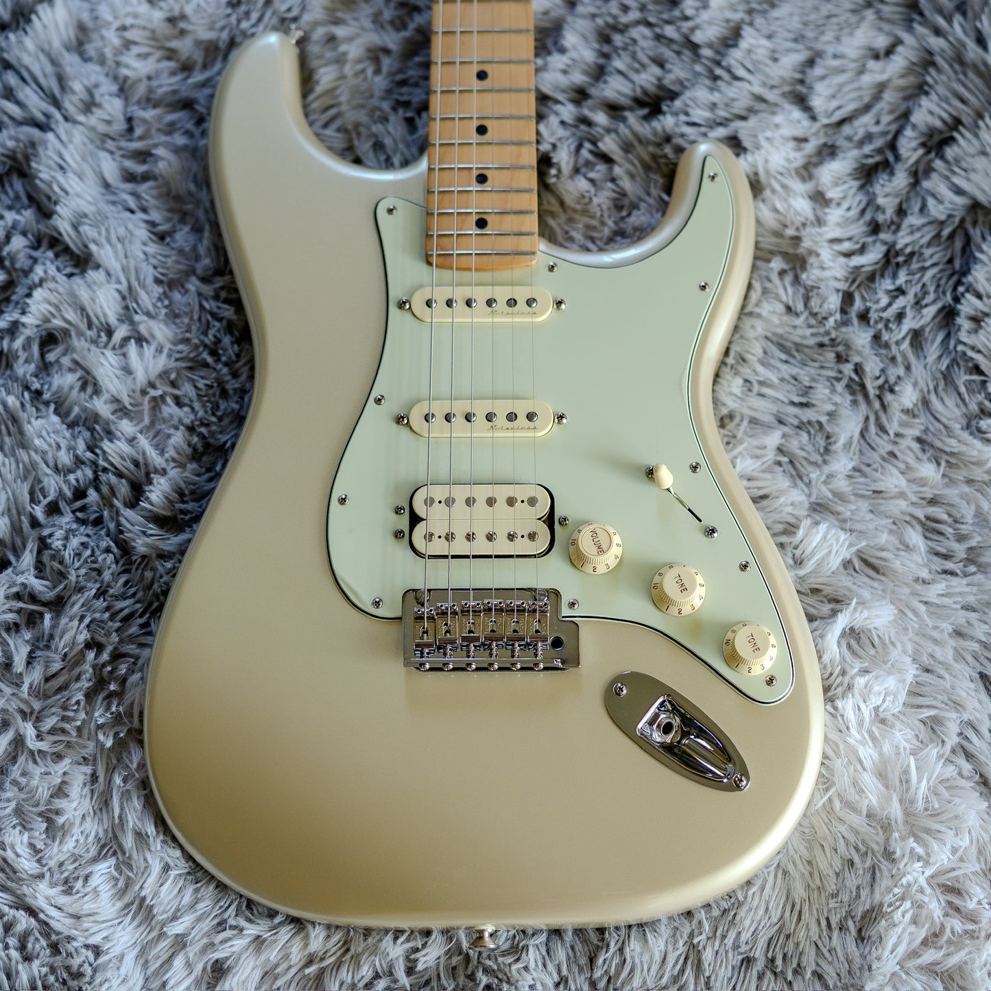 MINTY Fender Deluxe Stratocaster HSS with Maple Fretboard 2017 - 2021 - Blizzard Pearl