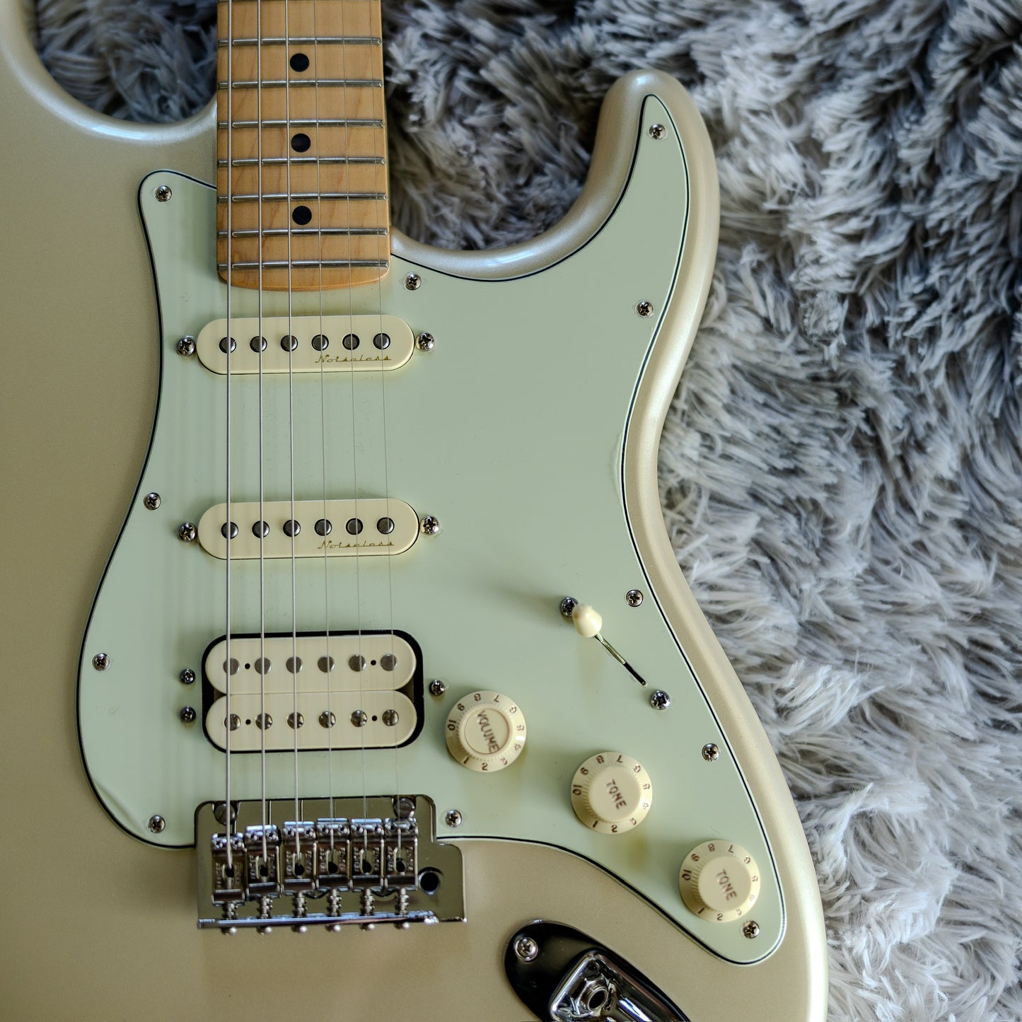 MINTY Fender Deluxe Stratocaster HSS with Maple Fretboard 2017 - 2021 - Blizzard Pearl