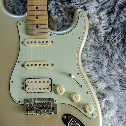 MINTY Fender Deluxe Stratocaster HSS with Maple Fretboard 2017 - 2021 - Blizzard Pearl