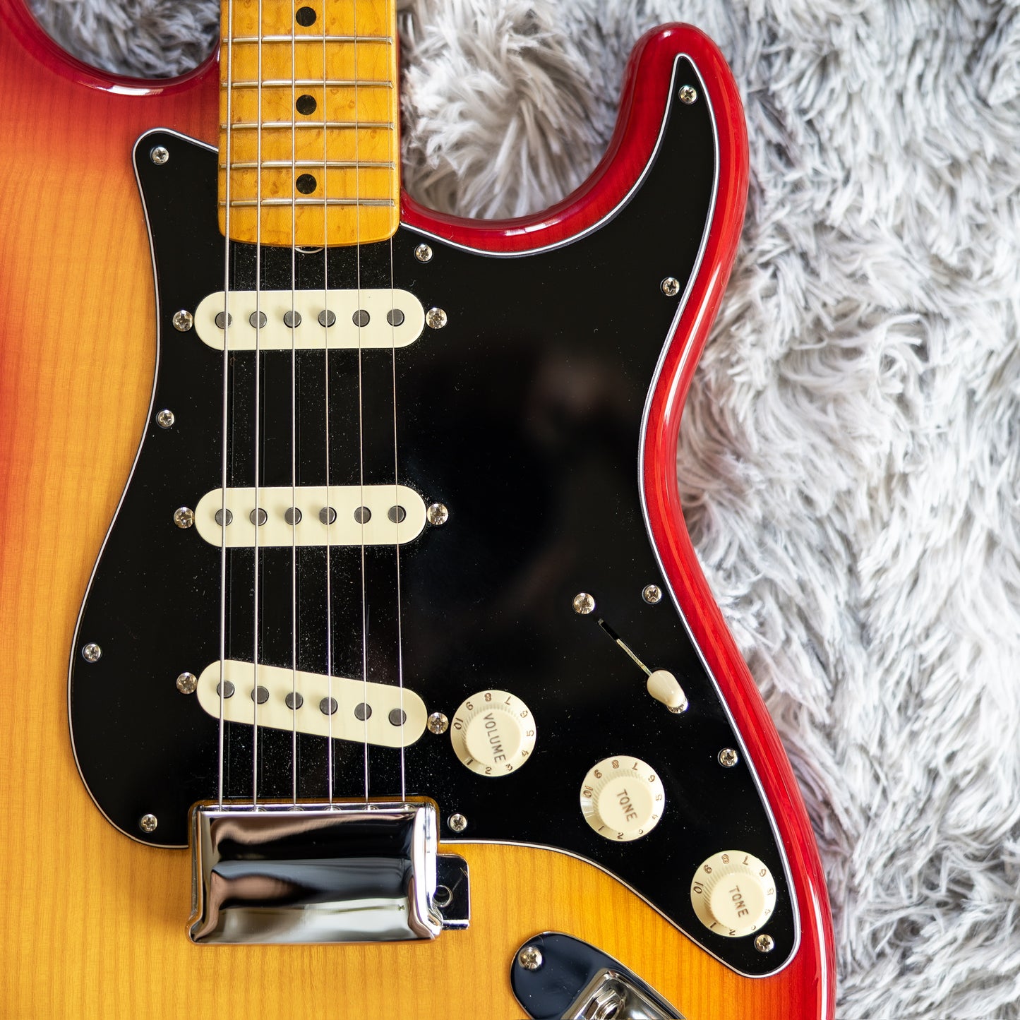 Fender Rarities Series Flame Ash Top American Original '60s Stratocaster with Birdseye Maple Neck 2019 - Plasma Red Burst